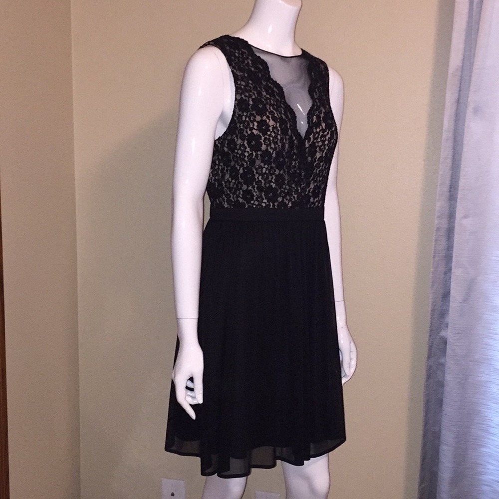 Morgan &Co, stunning laces dress size 8 - Picture 1 of 4